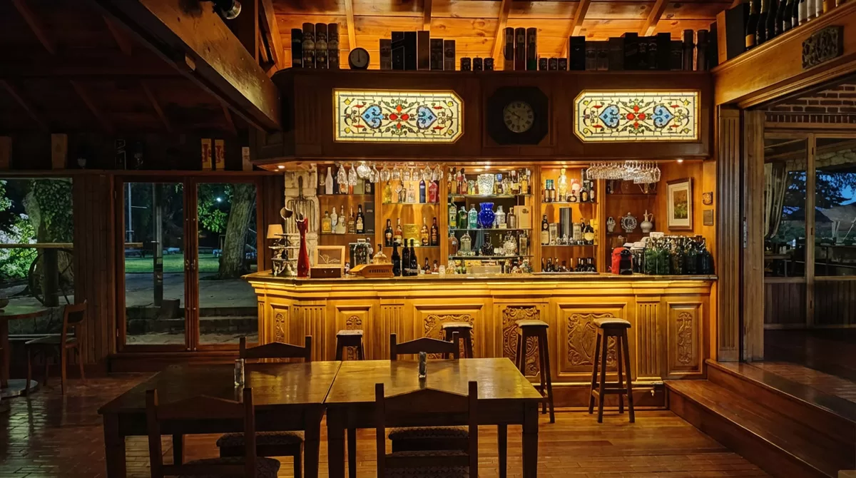 Barra de madera tallada y vitrales de La Taberna de Los Nobles Art