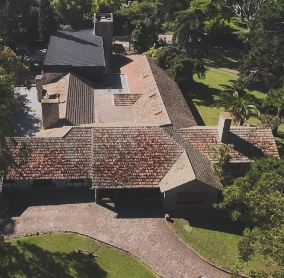 Vista aérea de la Hostería Los Nobles Art, con sus techos, chimeneas y parque